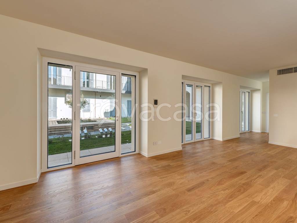 appartamento in vendita a Lecco in zona Lecco Centro