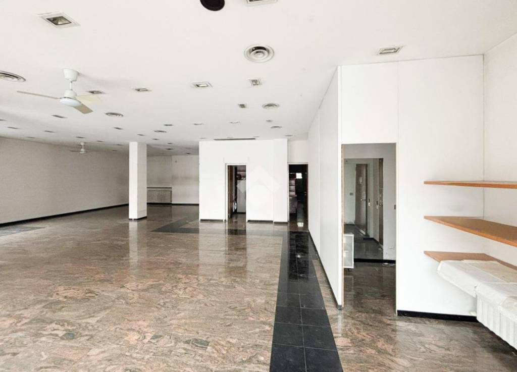 negozio in vendita a Lecco in zona San Giovanni