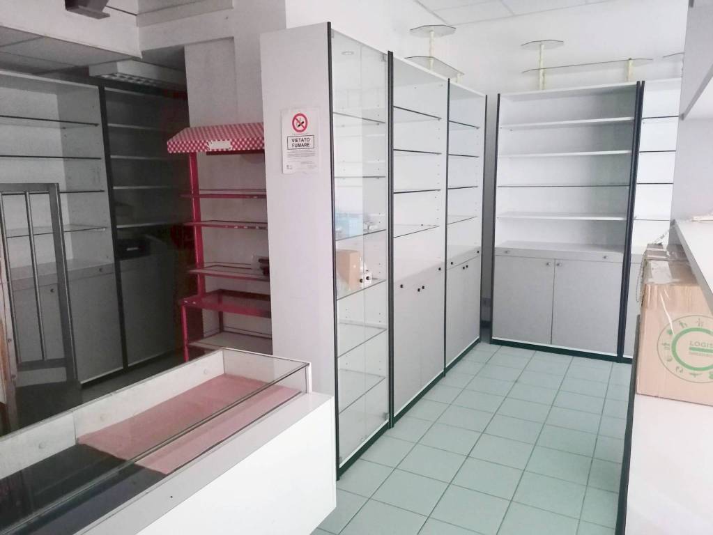 negozio in vendita a Lecco in zona Acquate