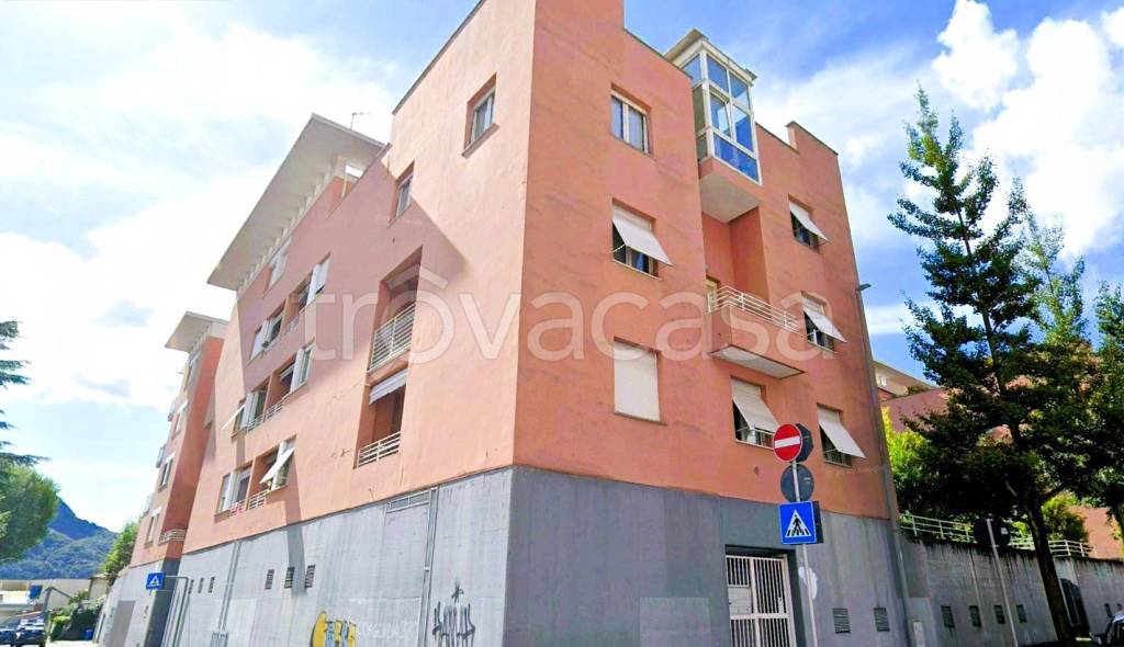 appartamento in vendita a Lecco in zona Acquate