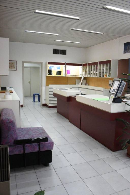 negozio in vendita a Lecco in zona Lecco Centro