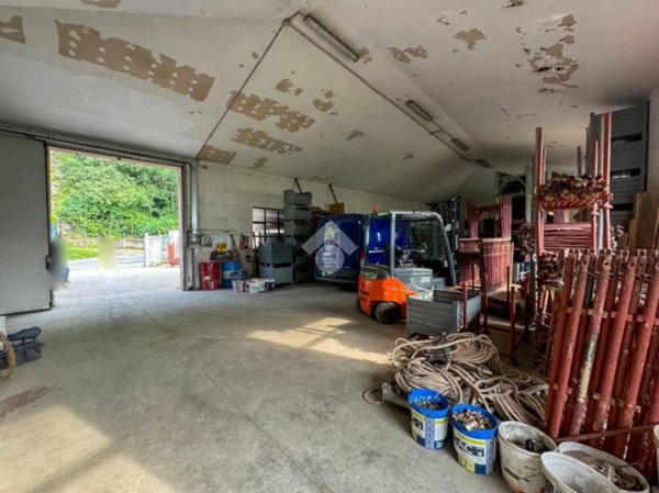 locale commerciale in vendita a Lecco in zona Acquate