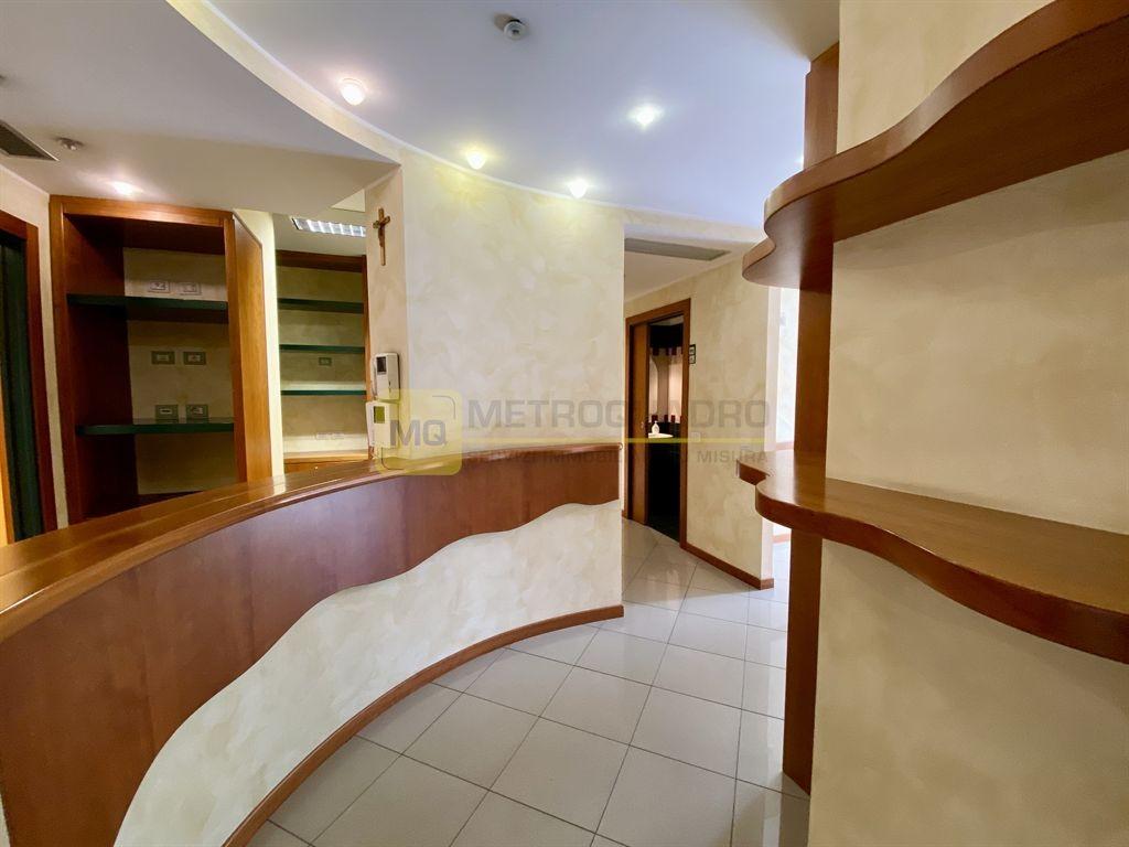 ufficio in vendita a Lecco in zona Viale Turati