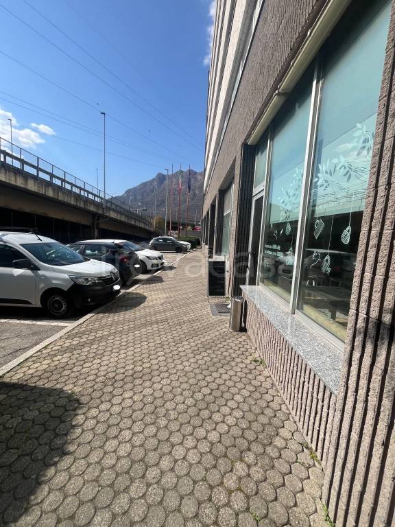 negozio in vendita a Lecco in zona Pescarenico