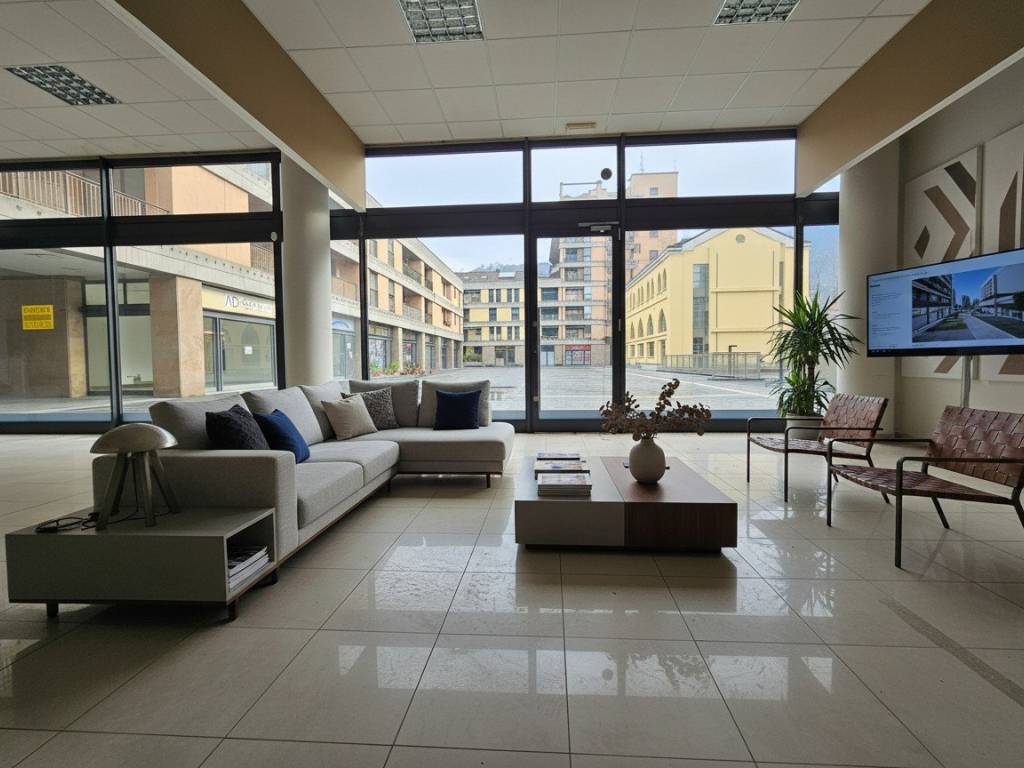 negozio in vendita a Lecco in zona Viale Turati
