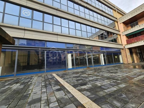 negozio in vendita a Lecco in zona Olate