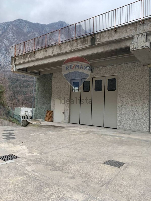 capannone in vendita a Lecco in zona Bonacina