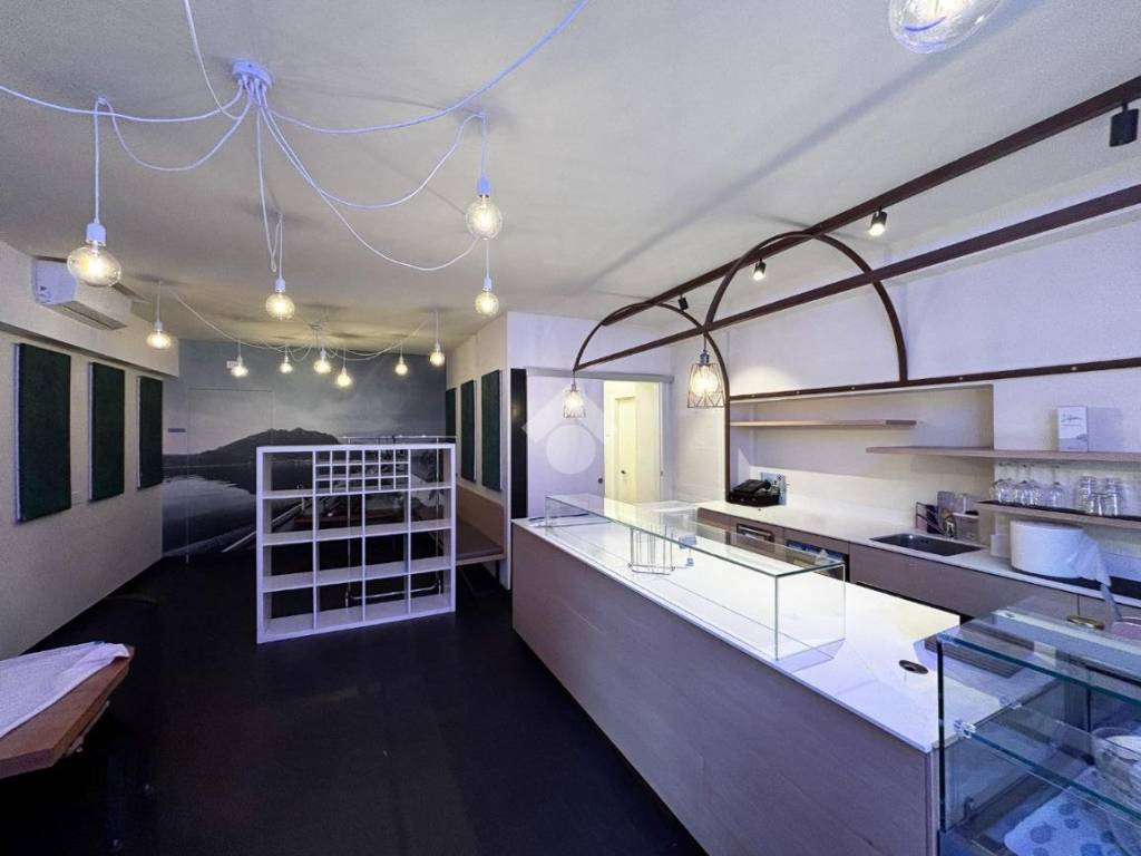 negozio in vendita a Lecco in zona Chiuso