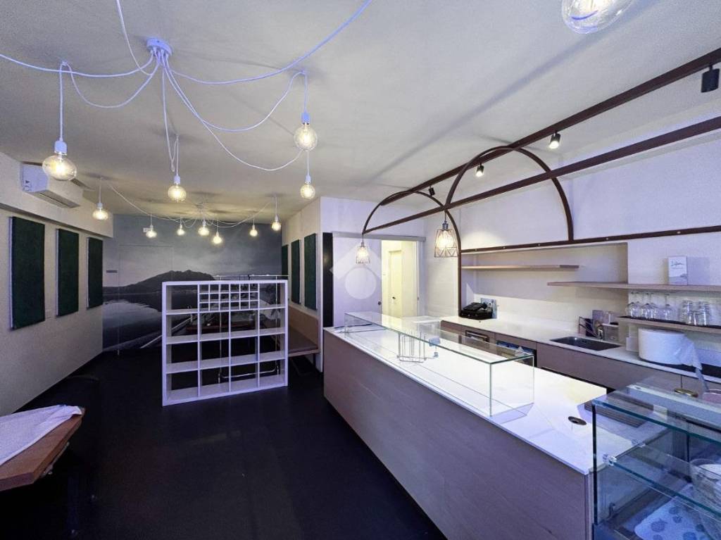 negozio in vendita a Lecco in zona Pescarenico