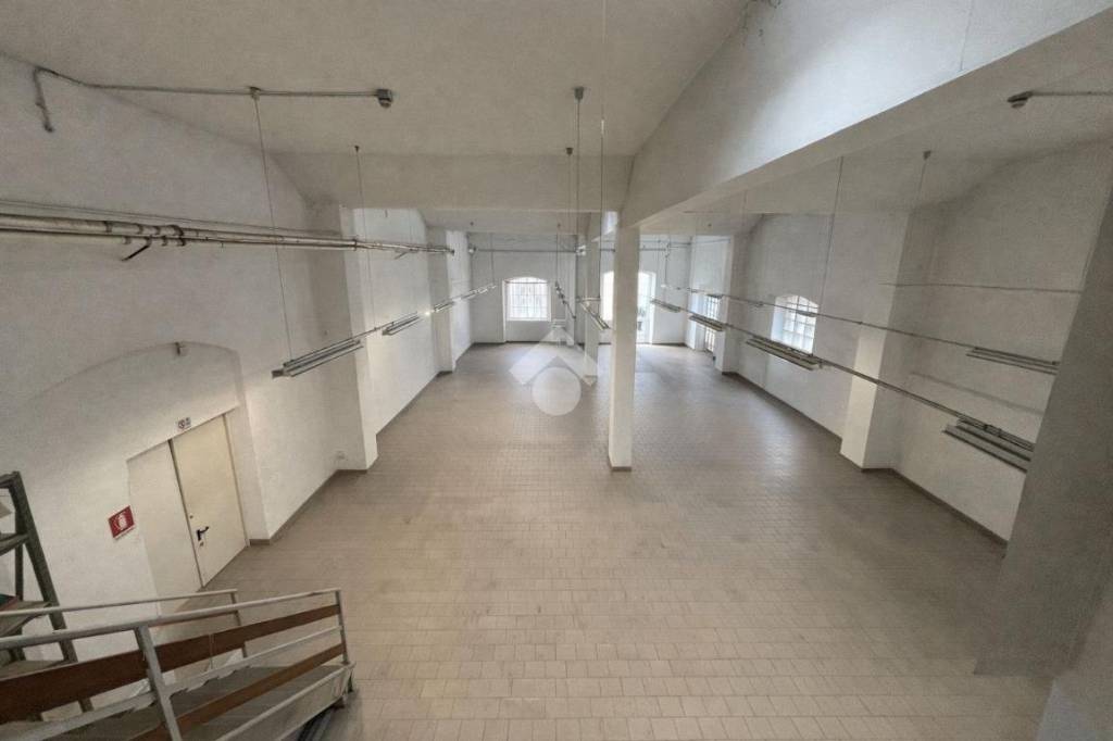 locale commerciale in vendita a Lecco in zona Pescarenico