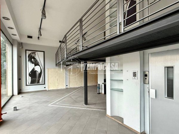 locale commerciale in vendita a Lecco in zona Lecco Centro