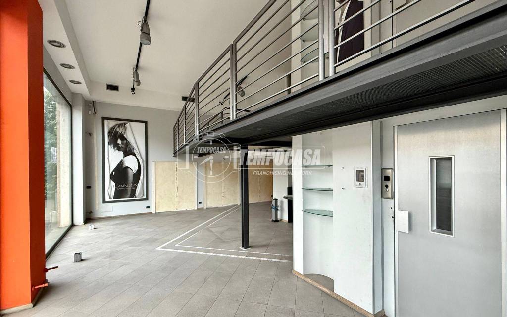 locale commerciale in vendita a Lecco in zona Lecco Centro