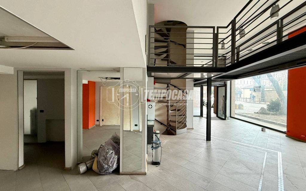 locale commerciale in vendita a Lecco in zona Lecco Centro