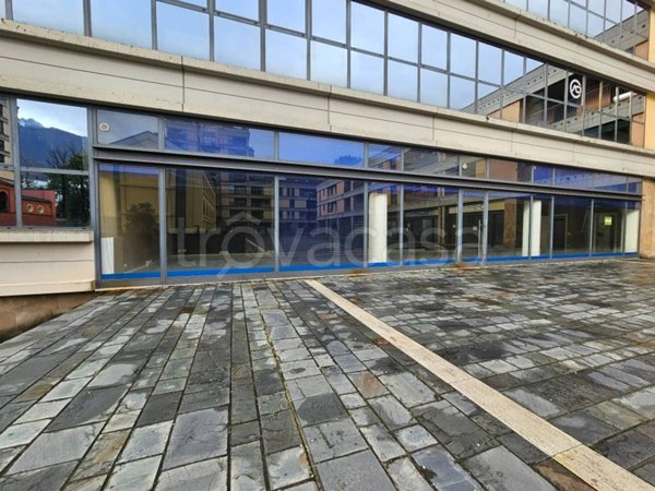 negozio in vendita a Lecco in zona Olate