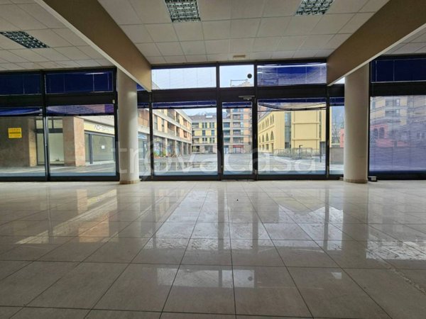 negozio in vendita a Lecco in zona Olate