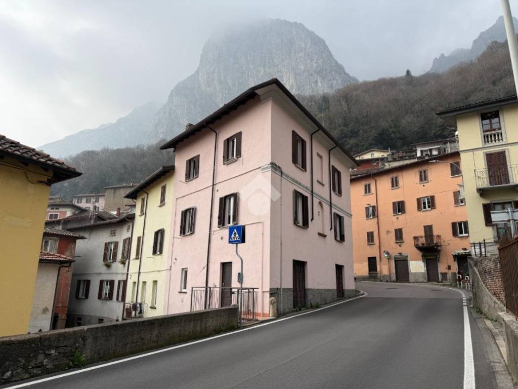 appartamento in vendita a Lecco in zona Laorca