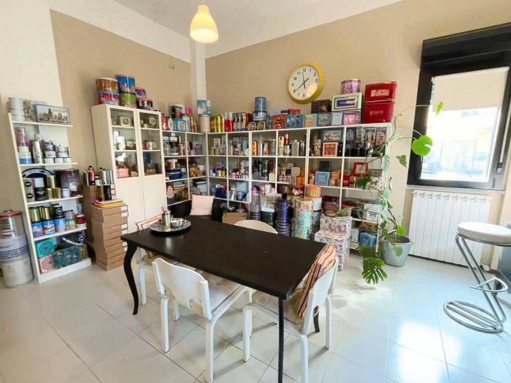 negozio in vendita a Lecco in zona Pescarenico