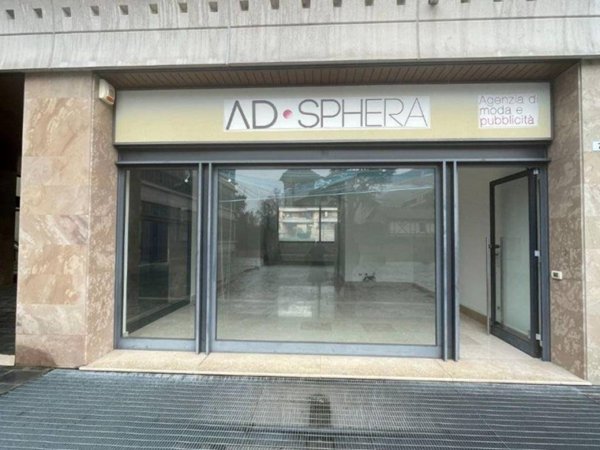 negozio in vendita a Lecco in zona Santo Stefano