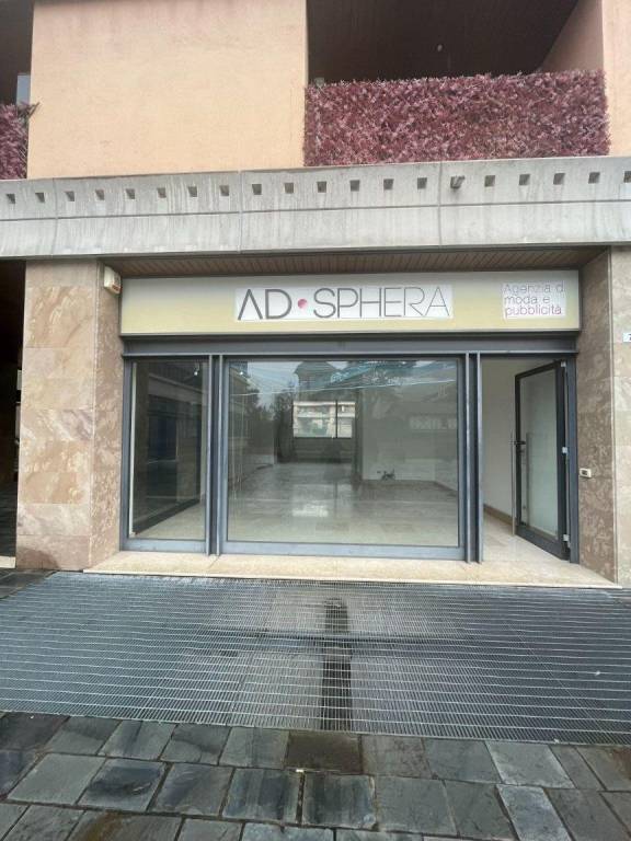 negozio in vendita a Lecco in zona Castello