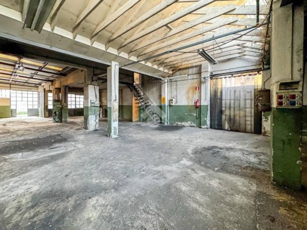 capannone in vendita a Lecco in zona Caleotto