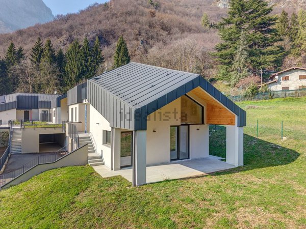 casa indipendente in vendita a Lecco in zona Laorca