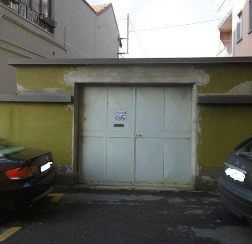 locale commerciale in vendita a Lecco in zona Pescarenico