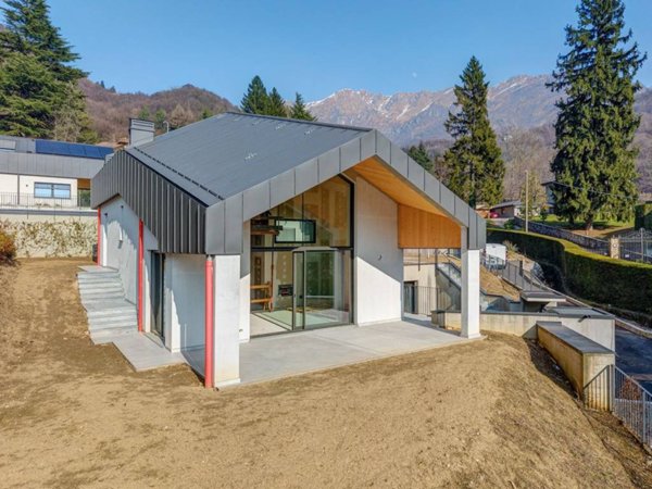 casa indipendente in vendita a Lecco in zona Laorca