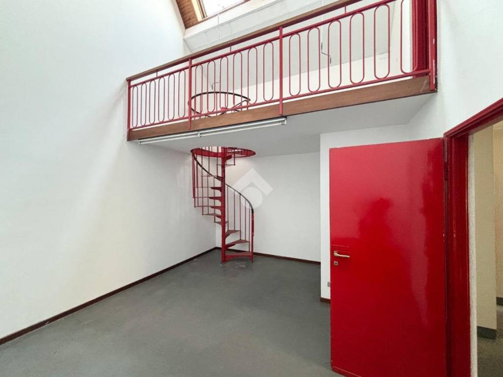 ufficio in vendita a Lecco in zona Pescarenico