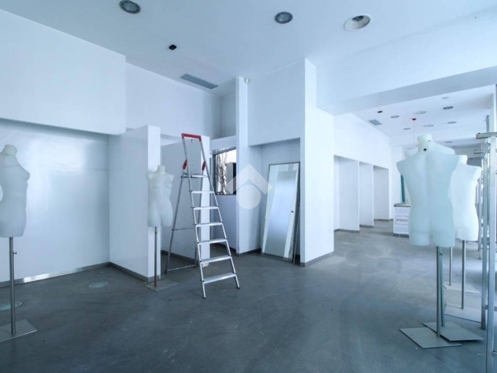 negozio in vendita a Lecco