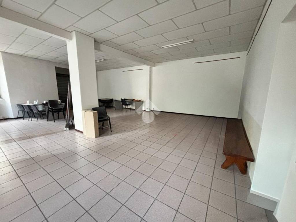 locale commerciale in vendita a Lecco in zona Pescarenico