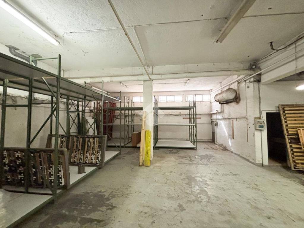 negozio in vendita a Lecco in zona Germanedo