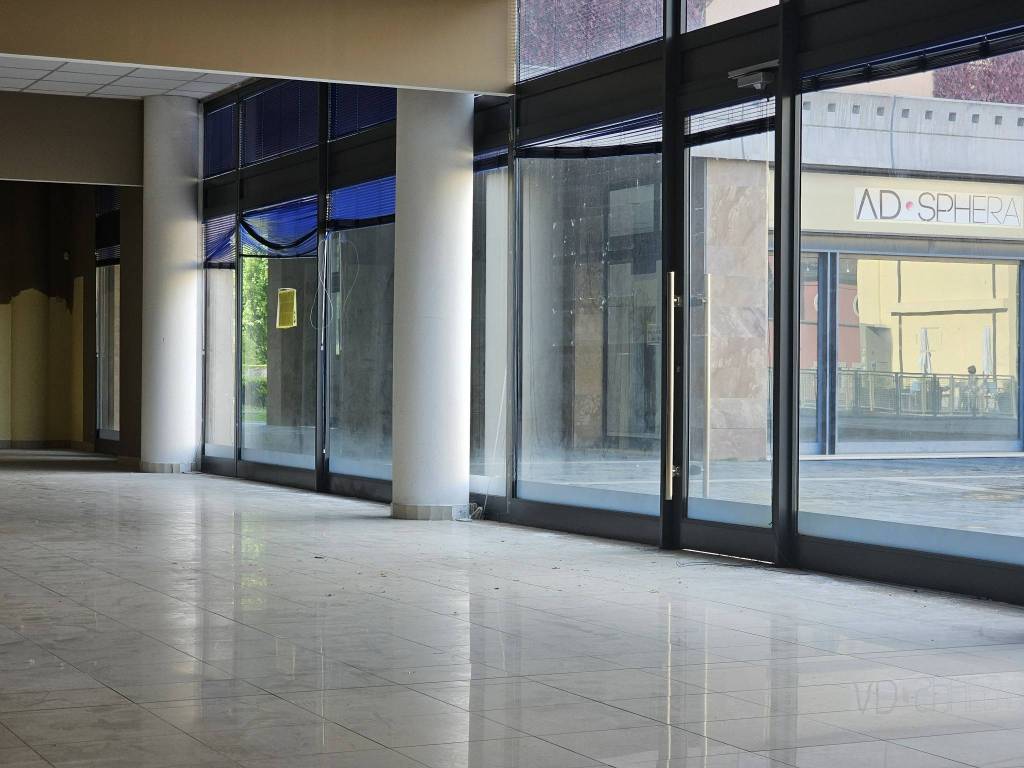 negozio in vendita a Lecco in zona Olate