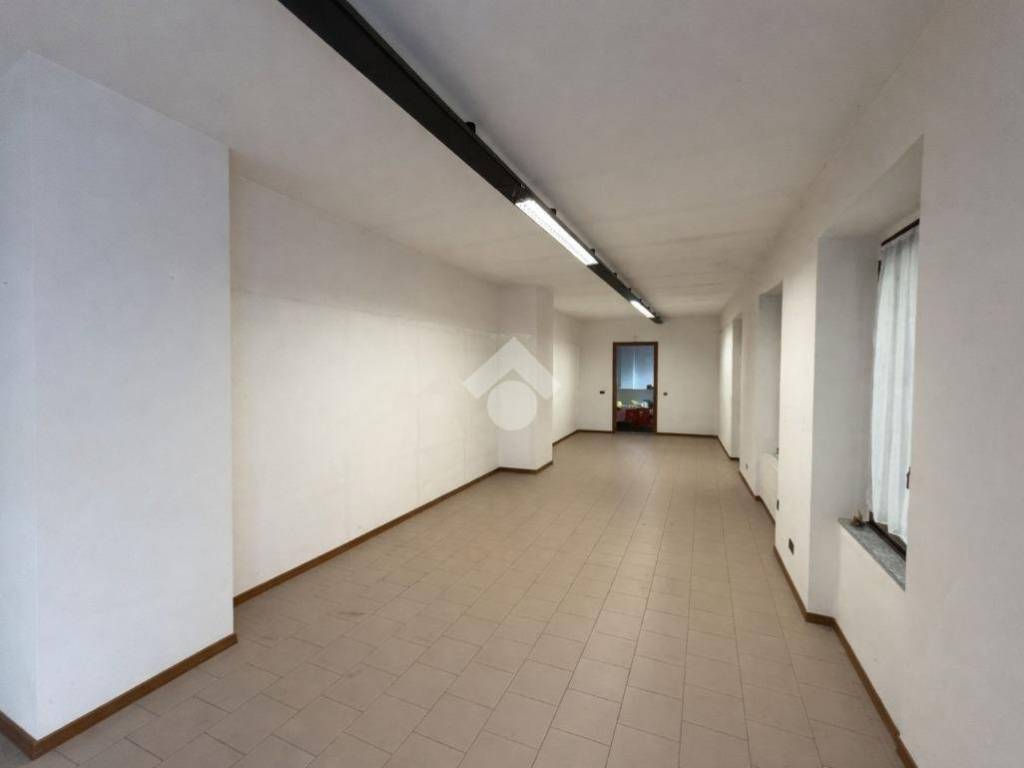 negozio in vendita a Lecco in zona Acquate