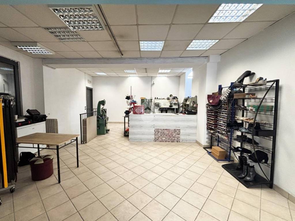negozio in vendita a Lecco in zona Caleotto