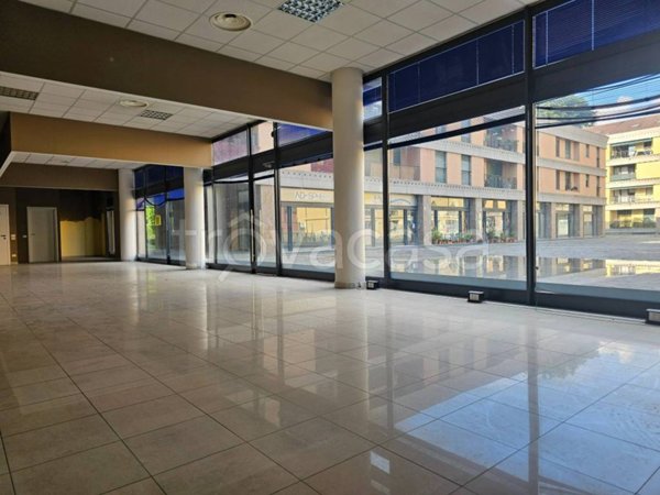 negozio in vendita a Lecco in zona Olate
