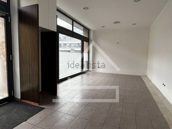 locale commerciale in vendita a Lecco