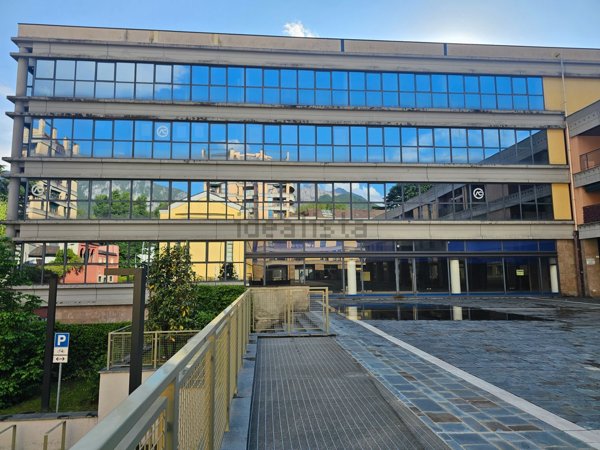 locale commerciale in vendita a Lecco