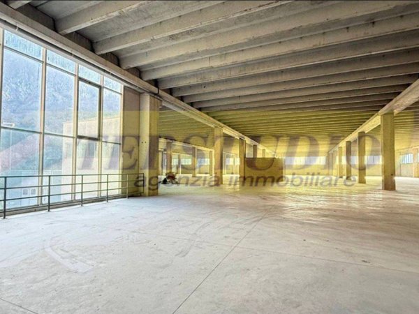 locale commerciale in vendita a Lecco in zona Laorca