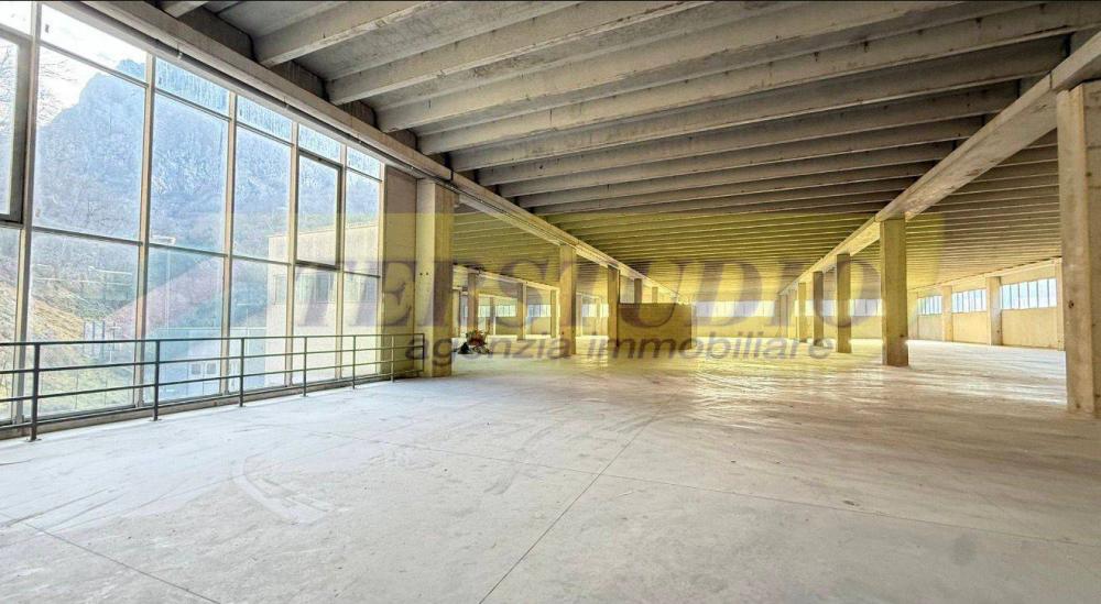 locale di sgombero in vendita a Lecco in zona Bonacina