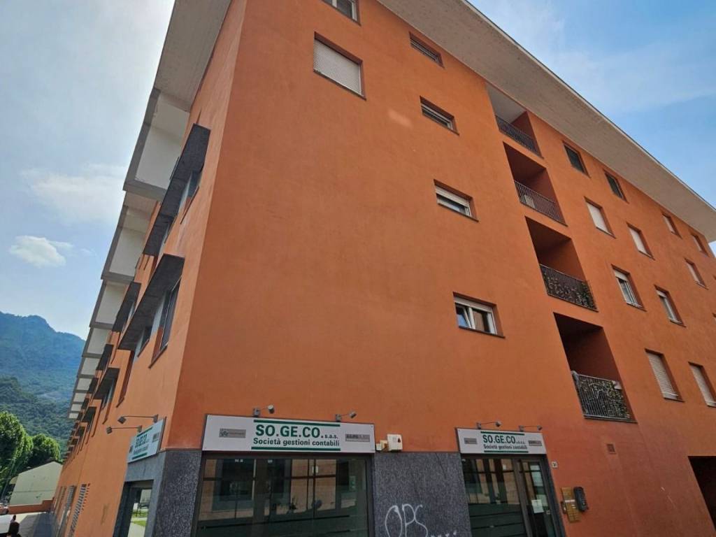 negozio in vendita a Lecco in zona Germanedo
