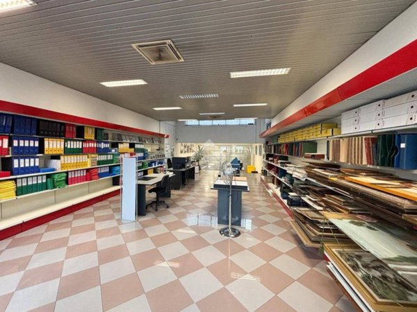 ufficio in vendita a Lecco in zona Pescarenico