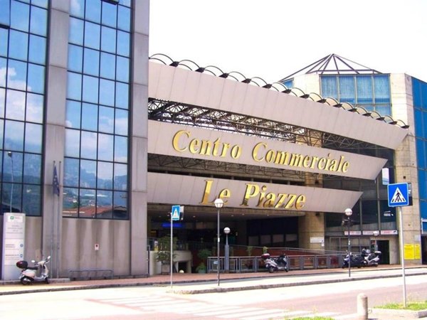 negozio in vendita a Lecco in zona Pescarenico