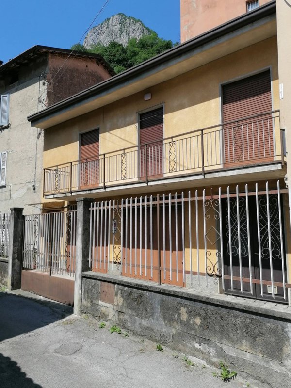 appartamento in vendita a Lecco in zona Laorca