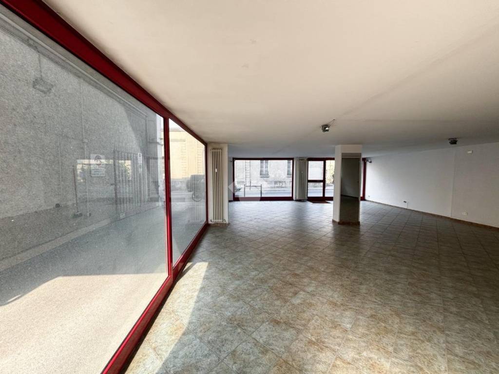 negozio in vendita a Lecco in zona Lecco Centro