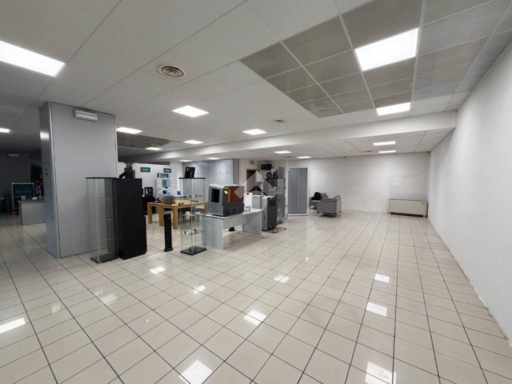 ufficio in vendita a Lecco in zona Maggianico