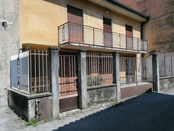casa indipendente in vendita a Lecco in zona Laorca