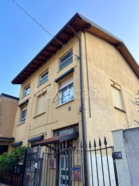 casa indipendente in vendita a Lecco in zona Via della Pergola