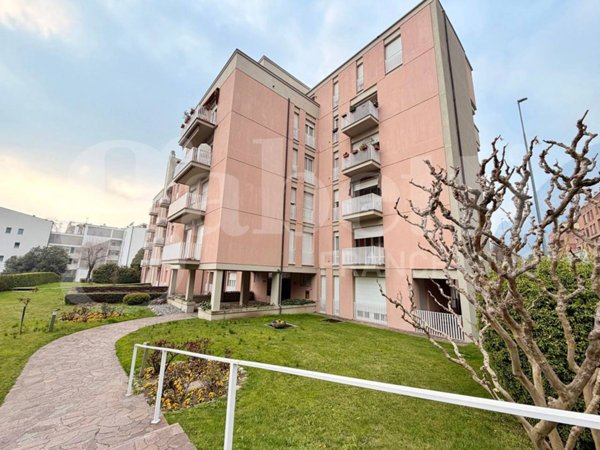 appartamento in vendita a Lecco in zona Pescarenico