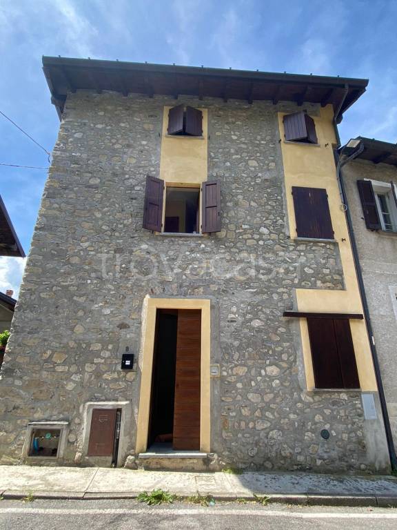 casa indipendente in vendita a Lierna in zona Sornico