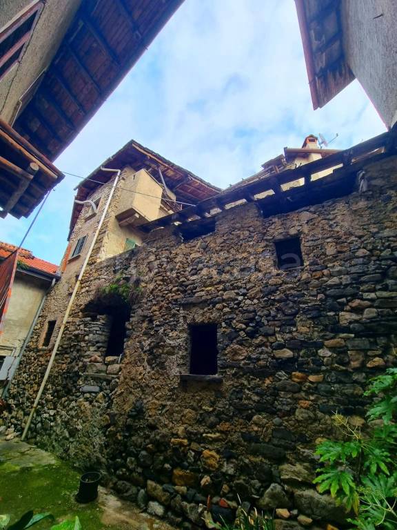 casa indipendente in vendita a Lierna in zona Sornico